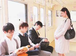 孕妇坐地铁