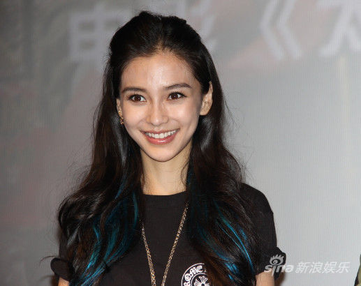 他早日康复 黄晓明的受伤消息传出,身为亲密女友的杨颖(angelababy)