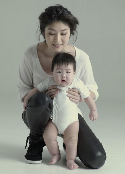 陈慧琳杨千嬅爱子首次曝光拍月历 明星妈妈与宝宝的合影(图)