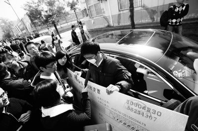 男子戴口罩持“百万支票”在女生宿舍楼下求婚