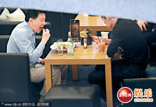 朱晓辉（右）与陈冠希之父陈泽民（左）约会聚餐