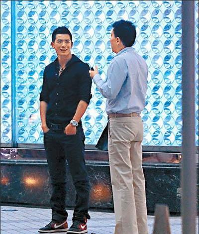 朱晓辉（右）与陈冠希之父陈泽民（左）约会聚餐