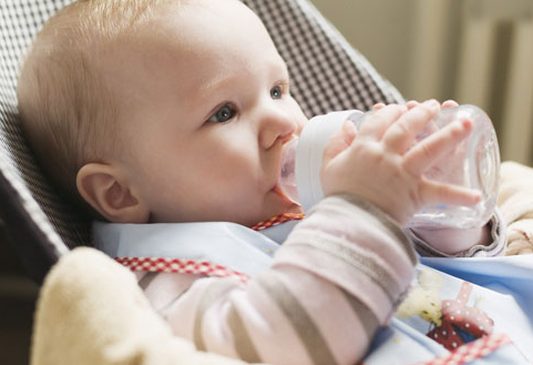 新生儿呛奶的急救措施