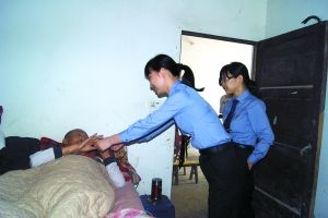 夫妻争吵媳妇刀捅公公 致电丈夫称不回家再补一刀