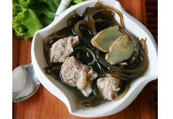 宝宝食谱:排骨汤焖海带丝