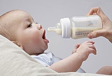 宝宝呛奶或溢奶的正确急救措施