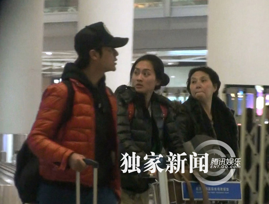 陈坤与家人回京
