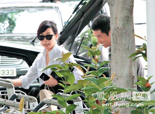 林忆莲承认与恭硕良姐弟恋 享受恋爱的感觉