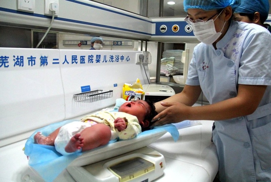 芜湖高龄产妇产下12斤超级宝宝