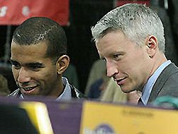 2008年感恩节，CNN主播安德森·库珀(图右)和拉丁帅哥在机场被狗仔逮个正着