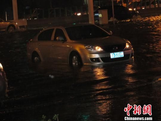 石家庄大雨城区“看海” 熄火轿车水上漂(图)