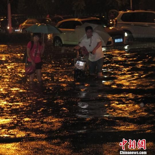 石家庄大雨城区“看海” 熄火轿车水上漂(图)