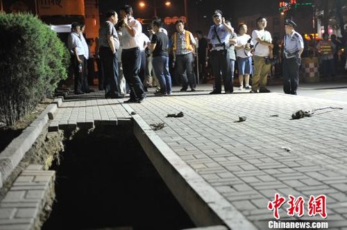 闹市区人行道塌陷 坠入深坑两名儿童获救