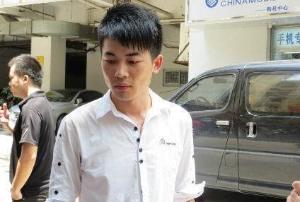 东莞：30米临街阳台坍塌 醒目指挥哥救下十余路人(图)