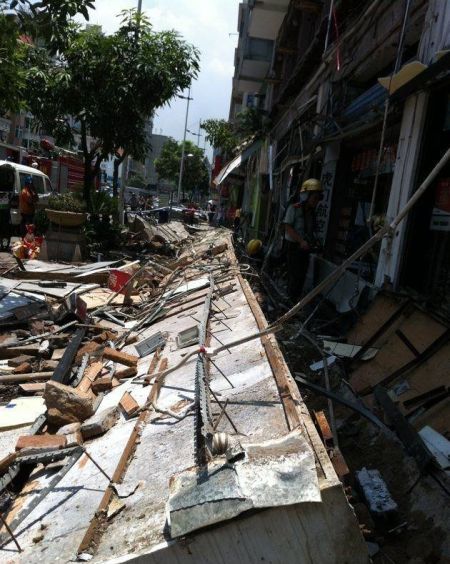 东莞：30米临街阳台坍塌 醒目指挥哥救下十余路人(图)
