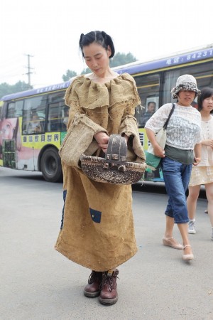 西安女子麻袋装出街 称追求返璞归真