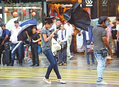 超级台风韦森特突袭 汽车滞留菜价上涨害惨“下班族”