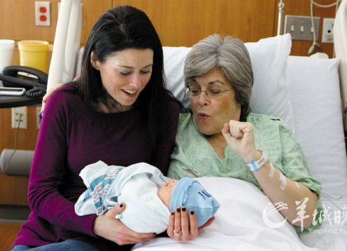 美国一母亲替25岁女儿代孕 成功生下自己外孙