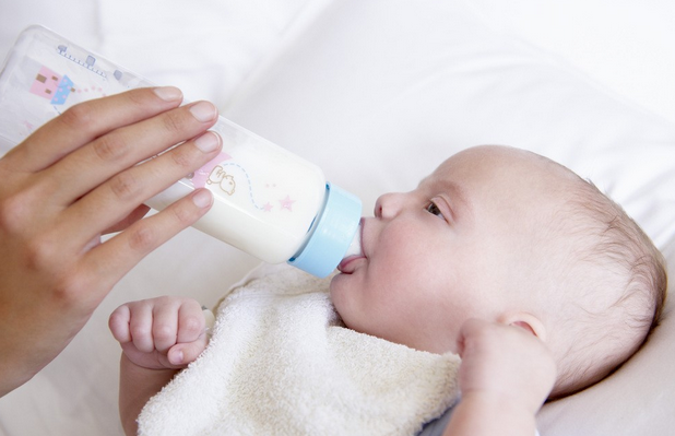 给新生儿冲奶粉应注意什么