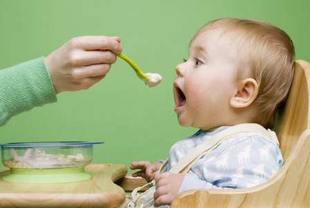 如何判断宝宝是否开始添加辅食