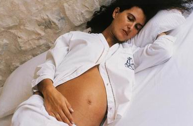 孕妇正确睡姿才有利于胎儿发育