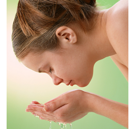产后保健：产后用什么水洗脸最好