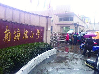 学生被捆绑示众