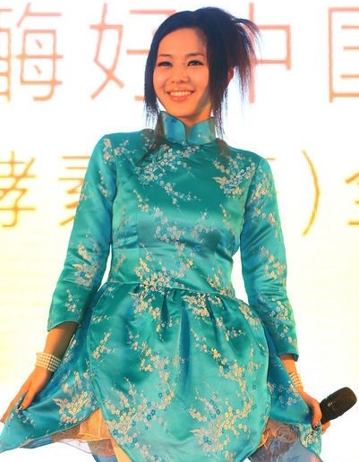 苍井空成都秀书法 亮相8分钟写了4个字抱走1000万