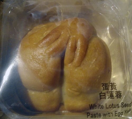 新加坡翘臀月饼引热议 穿着丁字裤手掌遮住股沟（图）