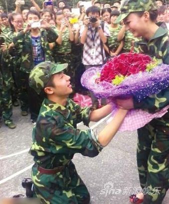 大学军训场地当众求婚