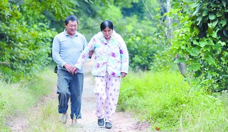 丈夫1183天唤醒植物人妻子 每天为其梳妆打扮