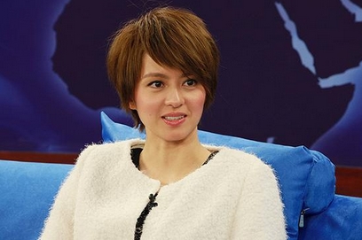 梁咏琪“双面”行为惹争议