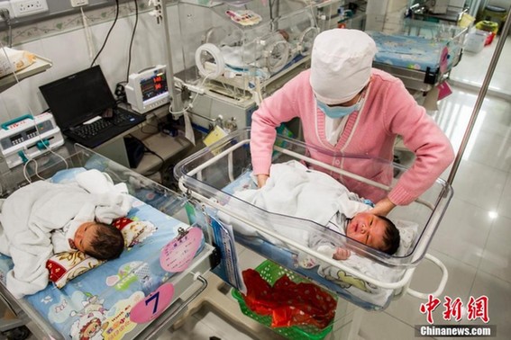 汕尾女子剖腹产产下14斤巨婴 3人合力将其拽出