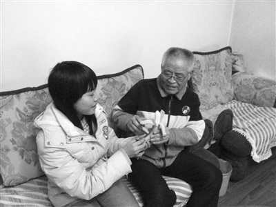 七旬老人被撞后帮北漂肇事女孩找工作