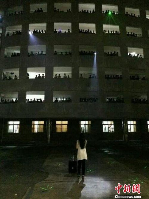 江西师范大学一准毕业女生以在男生宿舍前的献唱方式告别校园，不料在网上迅速走红被赞“女神”。