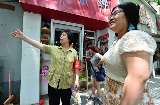 图为5月30日，北京85万名志愿者上街巡逻，随处可见戴着红袖章的社区安全志愿者。