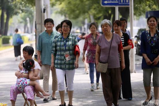 实拍北京街头戴红袖章“反恐大妈”(组图)