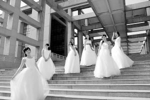河北科大学生的婚纱毕业照。