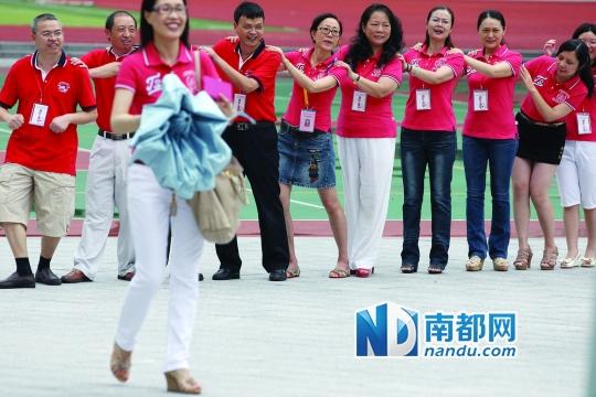 深圳老师喊冤：没睡过头担心堵车才主动求助
