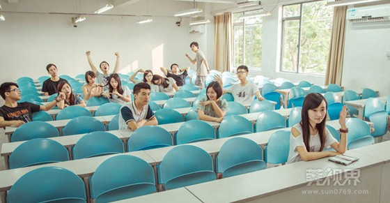 大学生厕所拍毕业照 再不疯狂搞怪我们就老了！