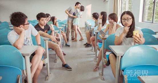 大学生厕所拍毕业照 再不疯狂搞怪我们就老了！