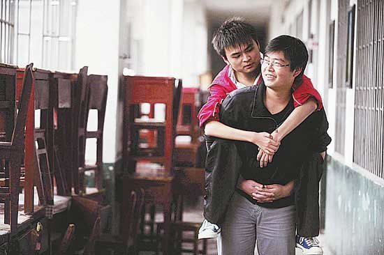 湖南最有爱大学生毕明哲8年背残疾同学上学 不离不弃
