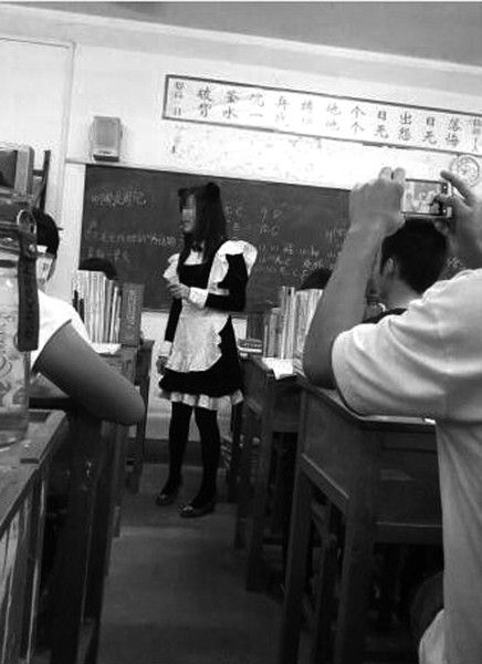 老师穿女仆装上课，兑现承诺感动网友!