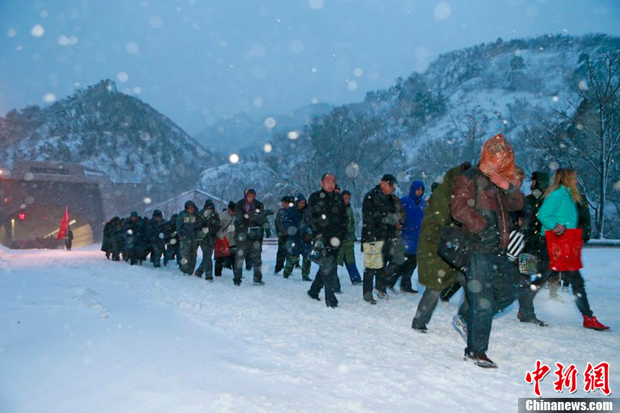 北京下雪了！直击京藏高速路风雪营救