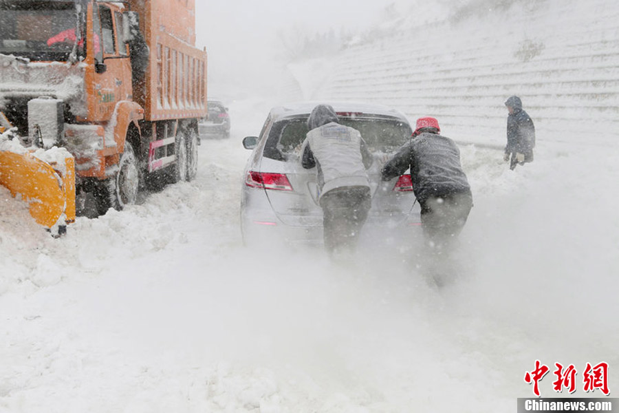 北京下雪了！直击京藏高速路风雪营救