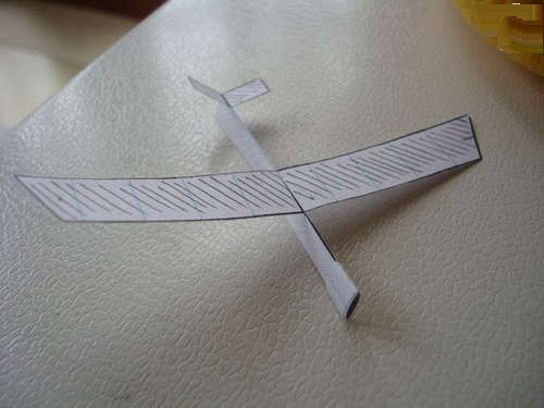 折纸飞不下来的滑翔机图片
