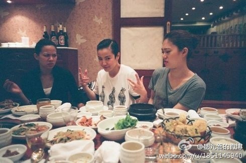 何韵诗邓九云当街湿吻毫不避嫌!