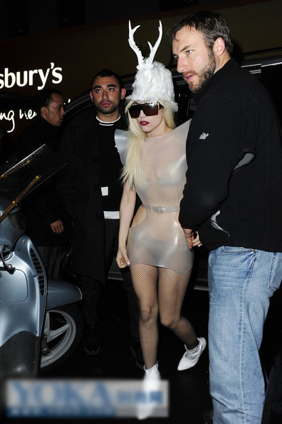 明星搞怪圣诞装扮：Lady Gaga半裸上阵! 