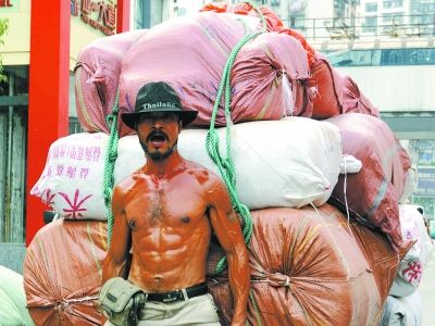 “板车哥”爆红 每天工作12小时供两女儿读书  