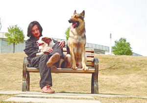 邓锦杰和他的爱犬在一起。